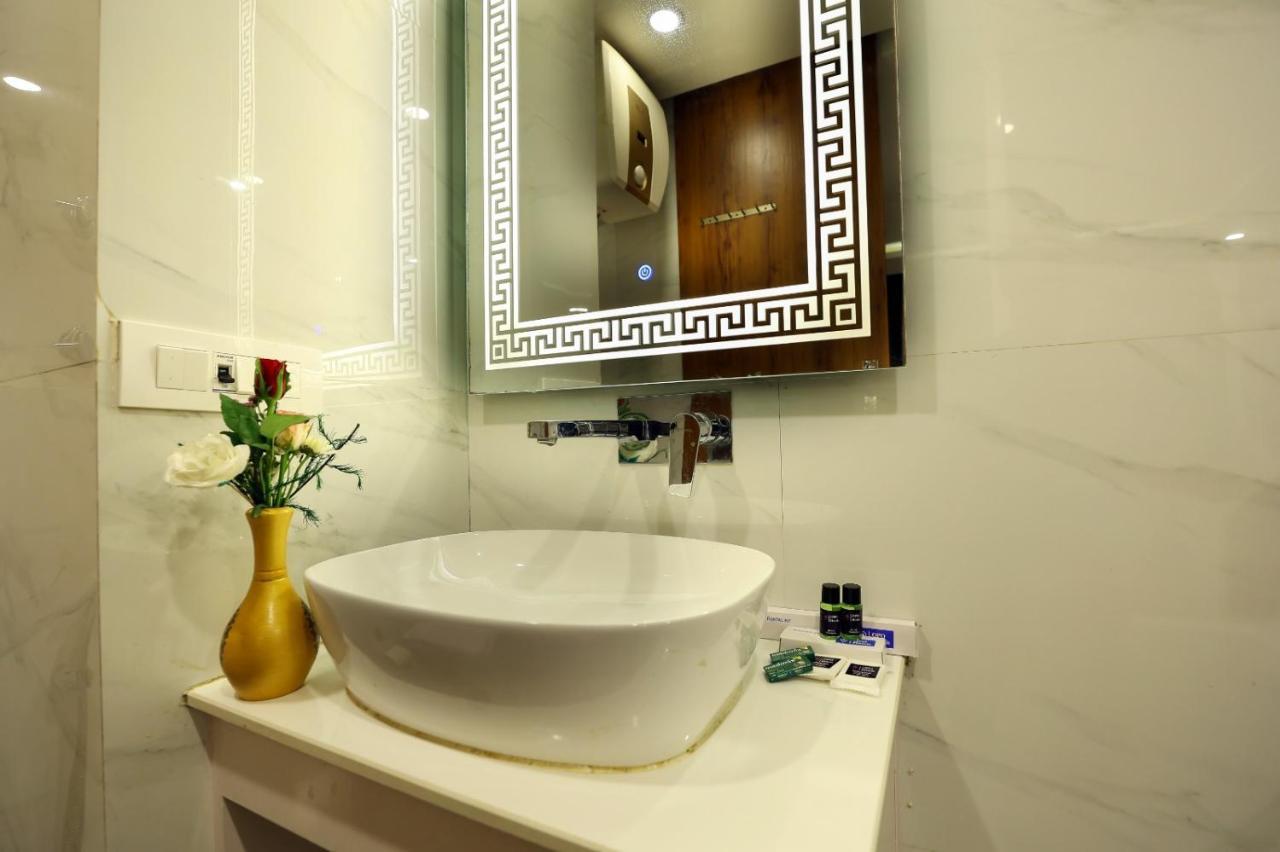 Hotel Viva Palace By Opo New Delhi Bagian luar foto