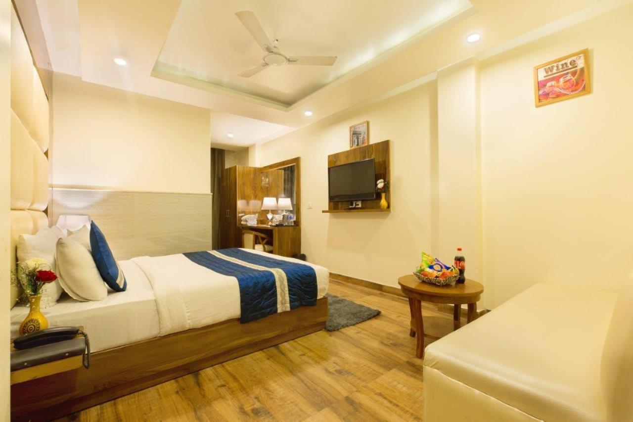 Hotel Viva Palace By Opo New Delhi Bagian luar foto