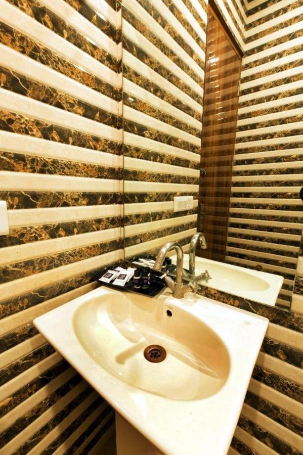 Hotel Viva Palace By Opo New Delhi Bagian luar foto