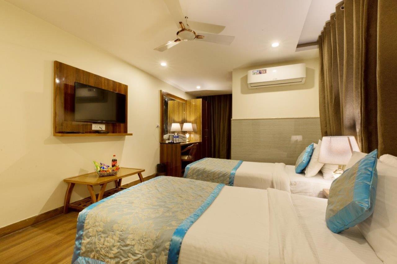 Hotel Viva Palace By Opo New Delhi Bagian luar foto