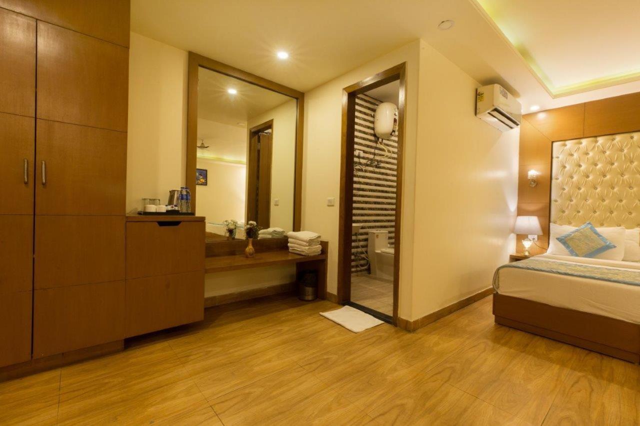 Hotel Viva Palace By Opo New Delhi Bagian luar foto