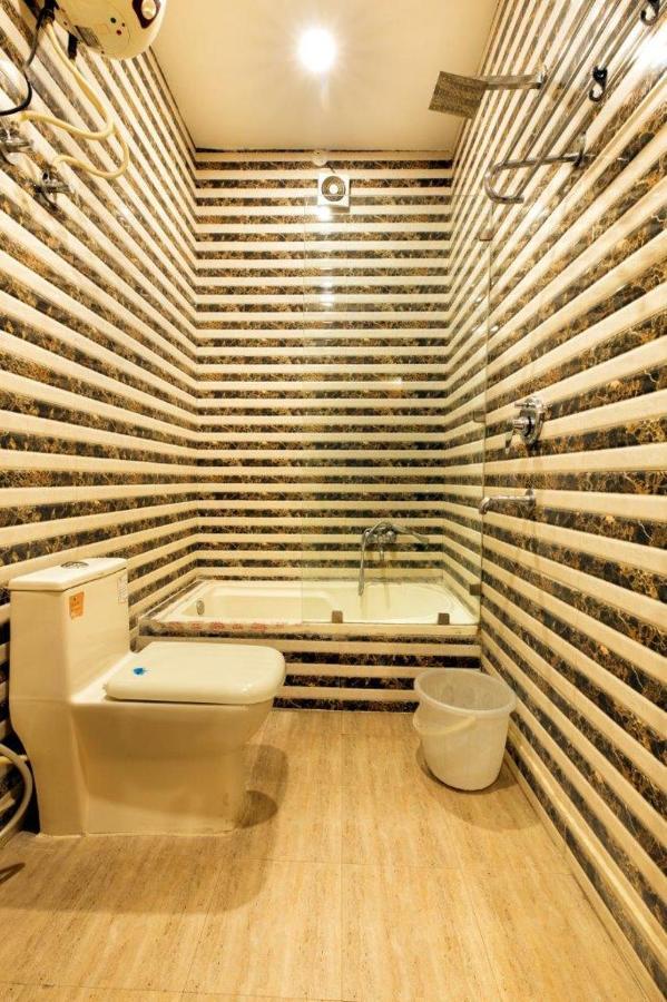 Hotel Viva Palace By Opo New Delhi Bagian luar foto