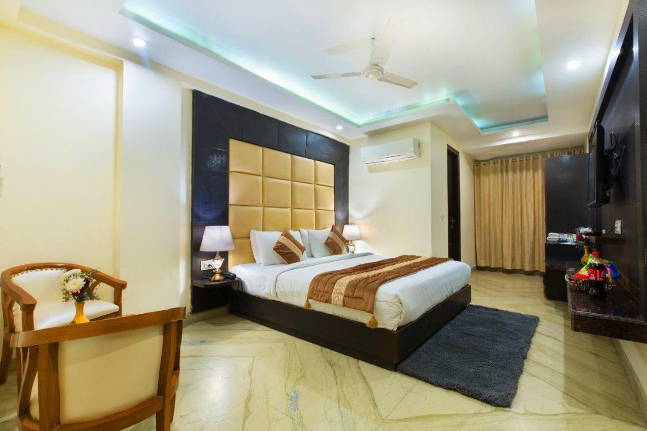 Hotel Viva Palace By Opo New Delhi Bagian luar foto