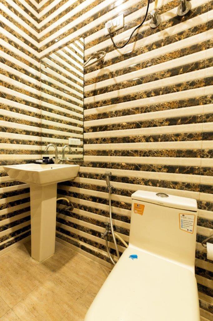 Hotel Viva Palace By Opo New Delhi Bagian luar foto